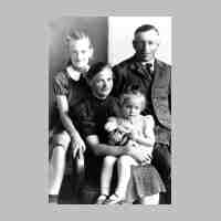037-1003 Die Familie Otto und Hedwig Riemann mit den Toechtern Hildegard und Ilse im Jahre 1946 .jpg